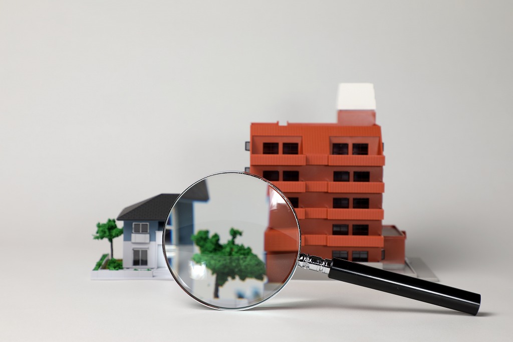 虫眼鏡と建物の模型